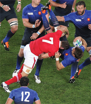 Jogador de rugby que corre com a bola